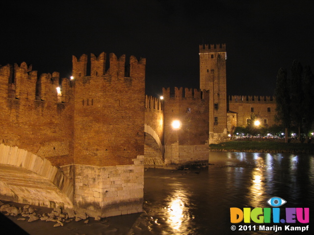 SX19469 Ponte de Castelvecchio at night, Verona, Italy